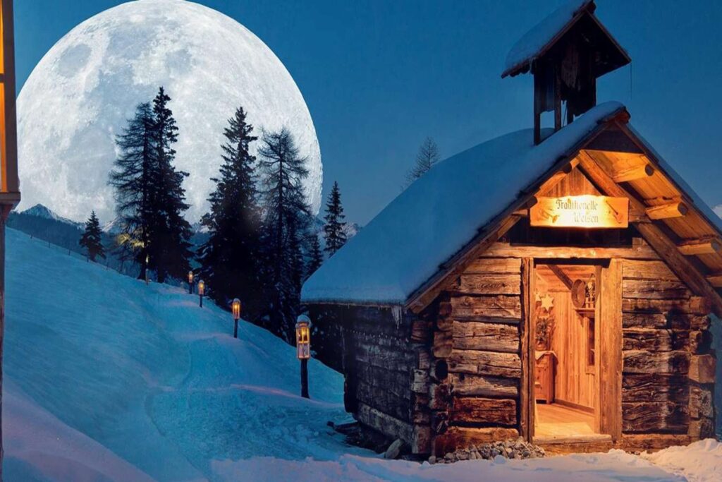 Ein verschneite urige Hütte am Katschberger Adventweg im Lungau