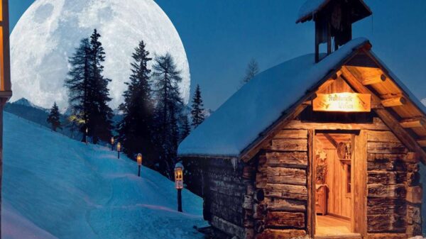 Ein verschneite urige Hütte am Katschberger Adventweg im Lungau