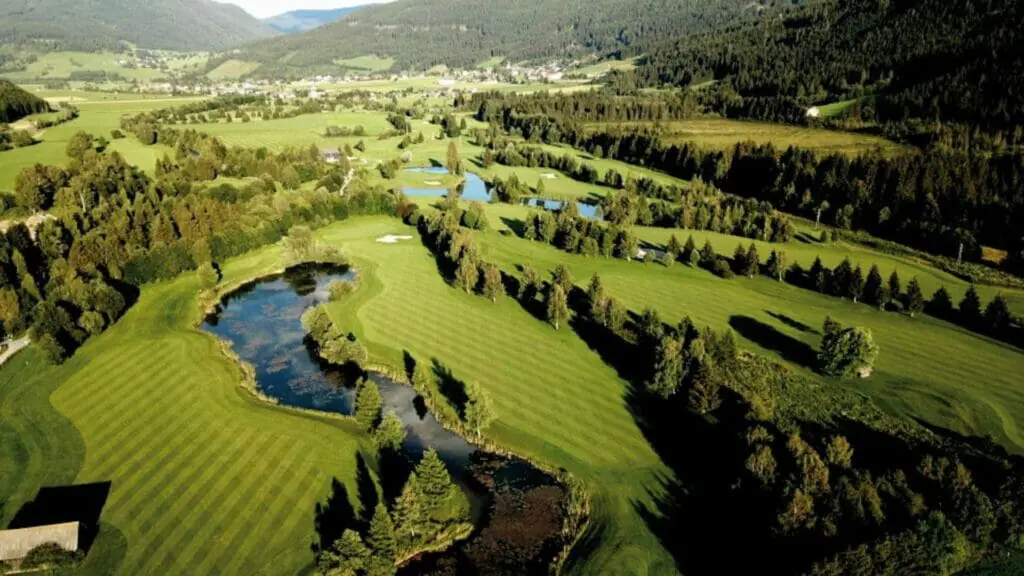 Blick auf den 18 Loch Golfplatz vom GC Lungau, direkt in der Nähe vom Hotel Wastlwirt.