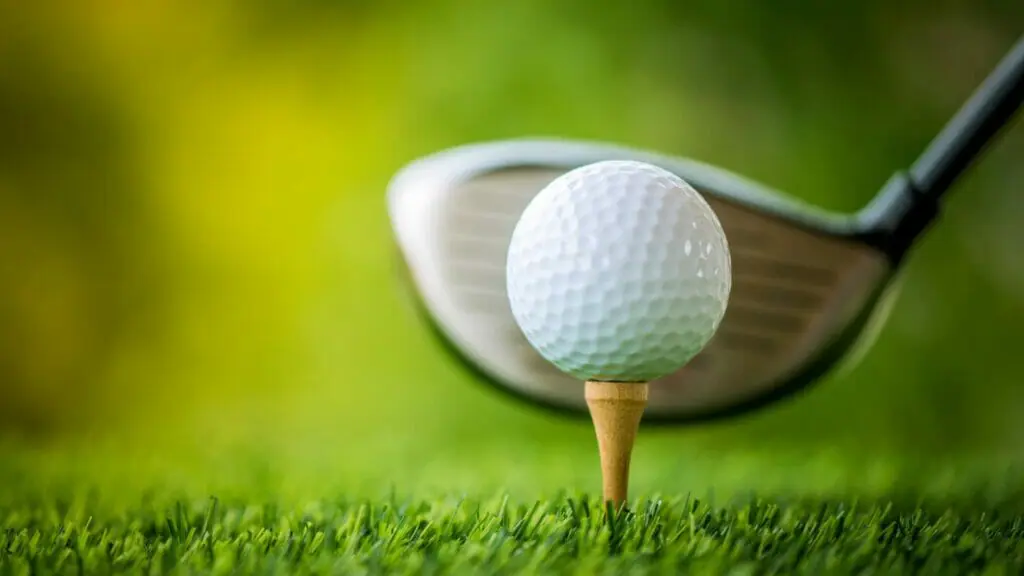 Golfschläger beim Schlag auf einen Golfball auf einem der zahlreichen Golfplätze im Lungau