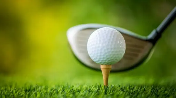 Golfschläger beim Schlag auf einen Golfball auf einem der zahlreichen Golfplätze im Lungau