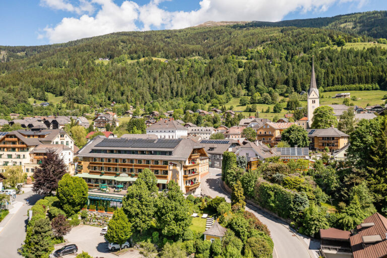 hotel wastlwirt aussen sommer fernaufnahme st michael
