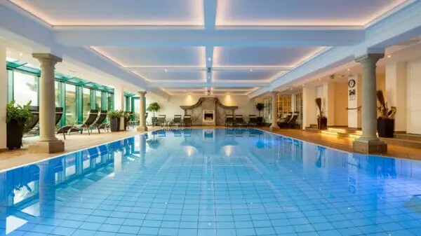Blick auf den Indoor Pool im Wellnessbereichs unseres Hotels