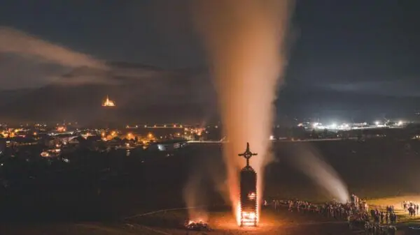 Das spektakuläre Osterfeuer im Lungau aus der Ferne