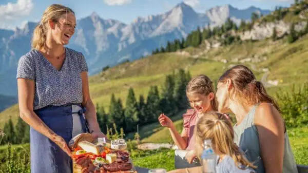 Frau mit 2 Mädchen bei der Eröffnung des Almsommers im Salzburger Land