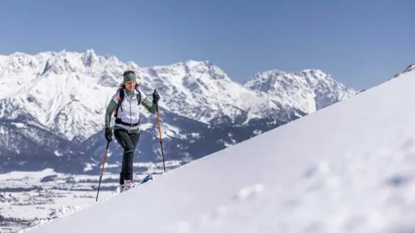 Frau geht mit ihren Ski eine Skitour auf die Gipfel des Salzburger Lungau