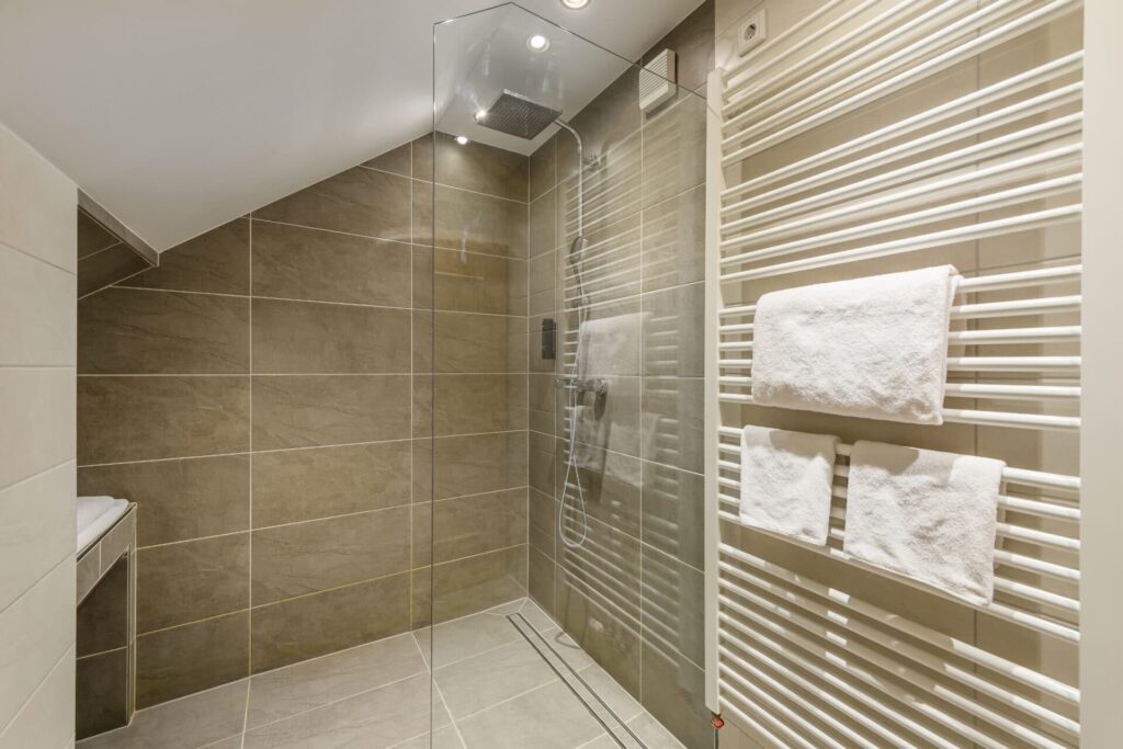 Modernes Badezimmer mit geräumiger Dusche in der Panorama Suite