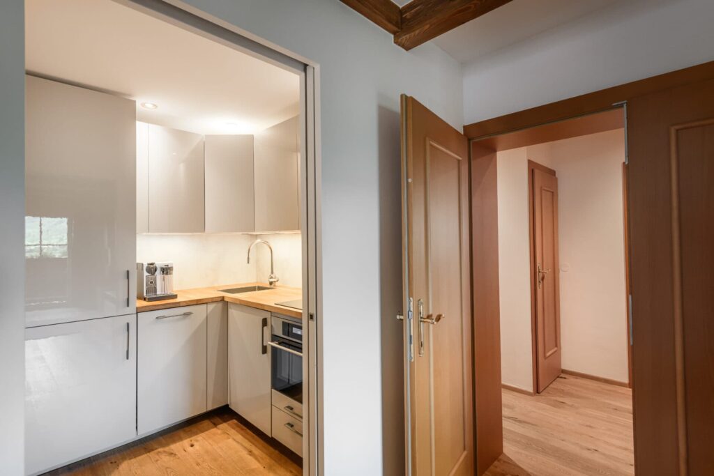 Moderne Küche in der Panorama Suite mit Ceranfeld, Backofen und Kaffeemaschine