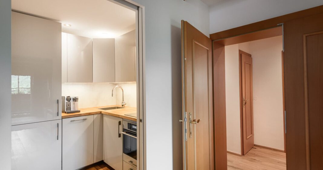 Moderne Küche in der Panorama Suite mit Ceranfeld, Backofen und Kaffeemaschine