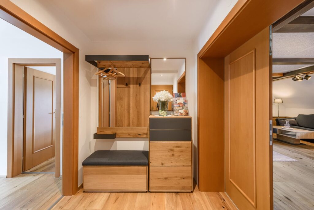 Vorraum mit Garderobe in der Suite im 4 Sterne Hotel Wastlwirt in St. Michael im Lungau