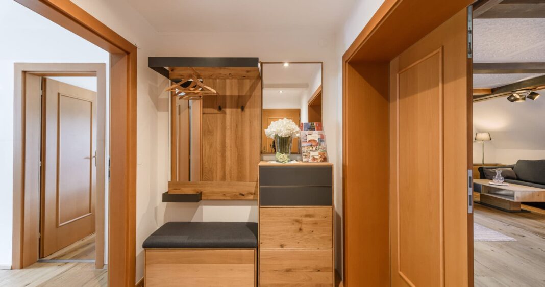 Vorraum mit Garderobe in der Suite im 4 Sterne Hotel Wastlwirt in St. Michael im Lungau