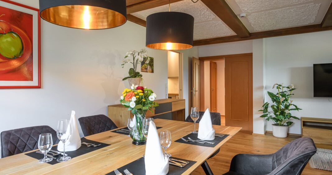 Moderner Essbereich der Panorama Suite