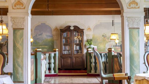 Der Bücherschrank in der Hotellobby vom Wastlwirt