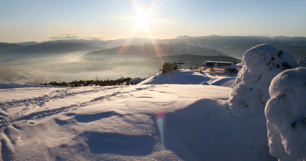Sonnenaufgang auf Skipiste